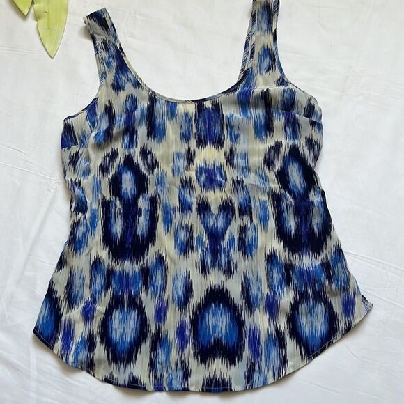 ⭐️GUESS by Marciano Silk Sleeveless Blouse⭐️ - Picture 2 of 7